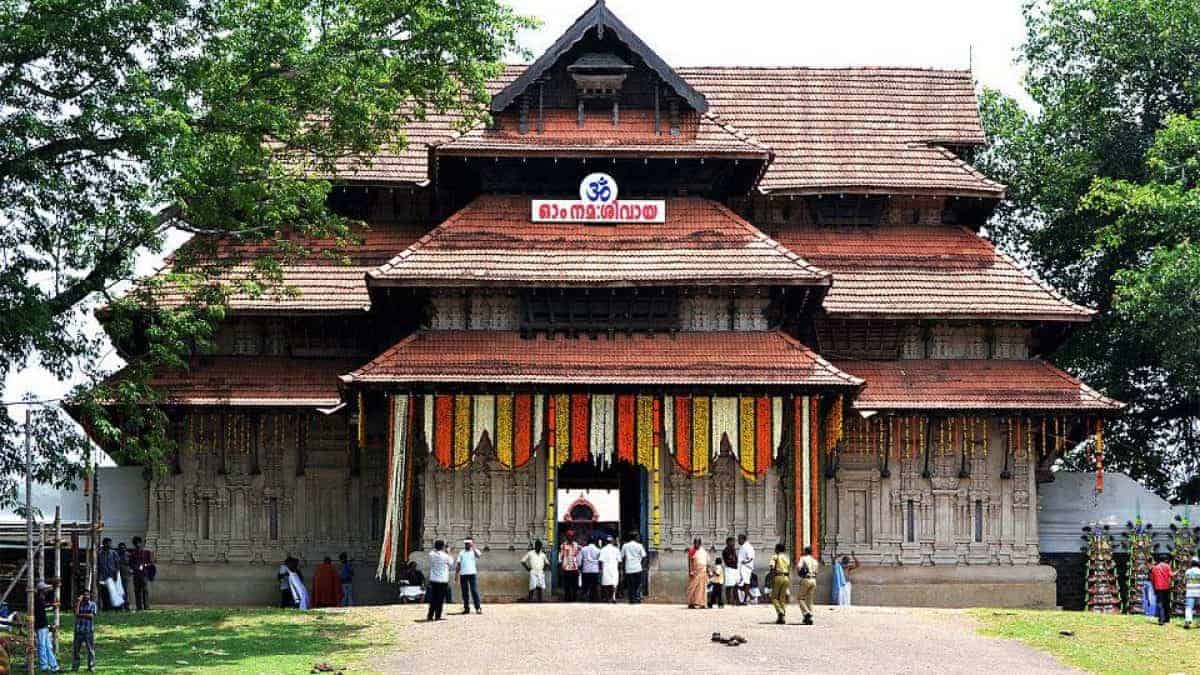 Vadakkunnathan Temple, Thrissur | Blue Bird Travels