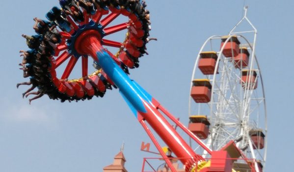 water-pendulum-ride-at-wonderla-kochi